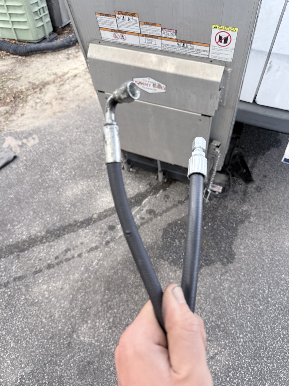 Liftgate hydraulic hoses